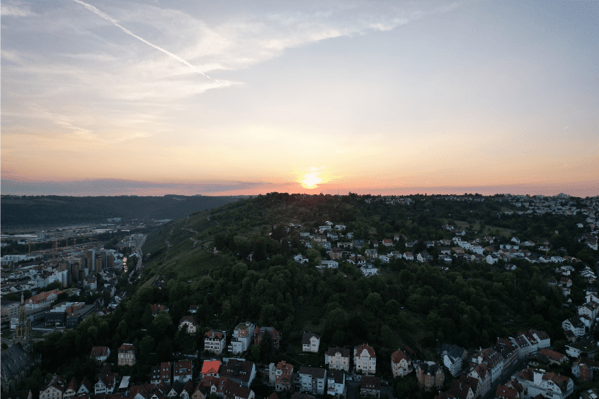 Ein Bild der DJI Air 2S bei Sonnenuntergang.